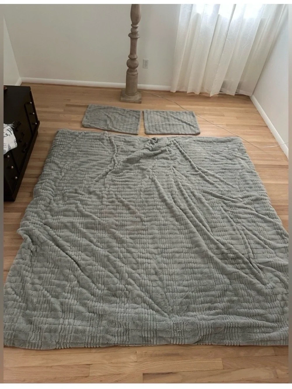 Queen gray cozy, plush comforter with 2 shams